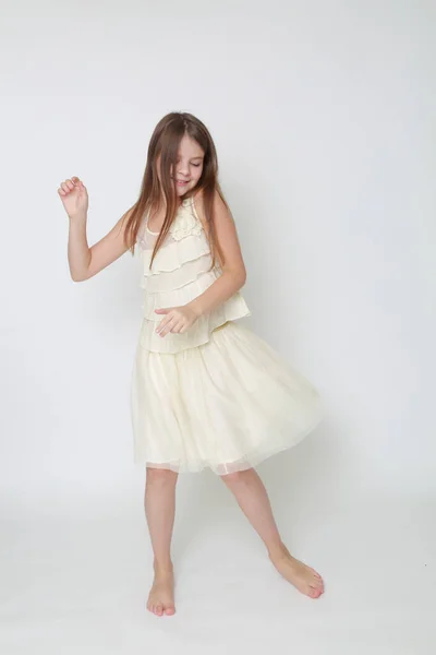 Studiobild Eines Glücklichen Emotionalen Kaukasischen Kleinen Mädchens Das Sich Bewegt — Stockfoto