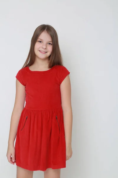 Emocjonalne Dziewczynka Czerwonej Sukience — Zdjęcie stockowe