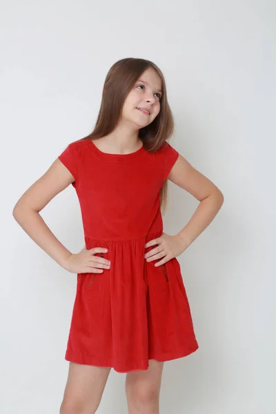 Kırmızı Elbise Giyen Duygusal Küçük Kız — Stok fotoğraf
