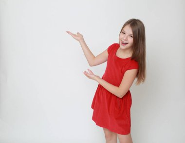 Güzel küçük kız bir şeyi işaret ediyor