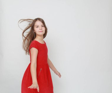 Kırmızı elbise giyen duygusal küçük kız