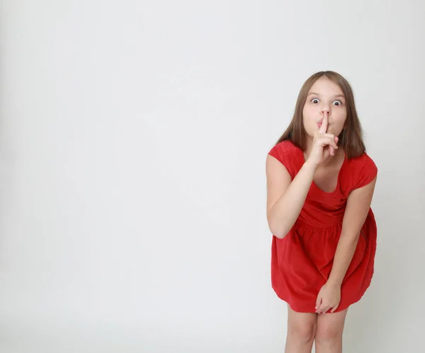 Emocional Niña Usando Vestido Rojo — Foto de Stock