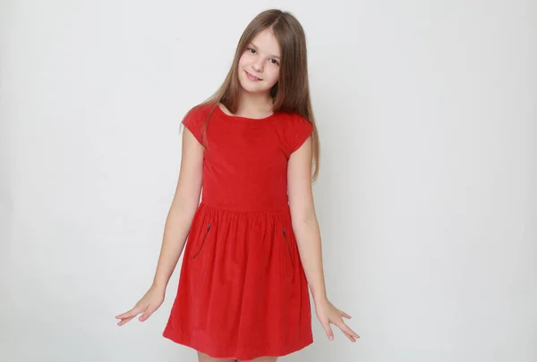 Эмоциональная Маленькая Девочка Красном Платье — стоковое фото