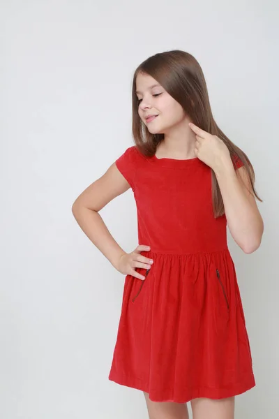 Petite Fille Émotionnelle Portant Une Robe Rouge — Photo