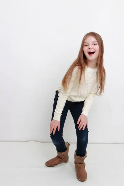 Adorável Menina Europeia Posando Câmera — Fotografia de Stock