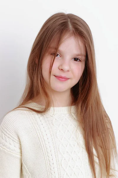 Förtjusande Europeiska Lilla Flicka Poserar Kameran — Stockfoto