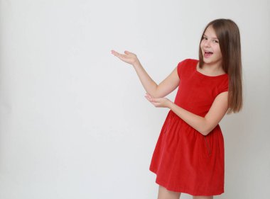 Güzel küçük kız bir şeyi işaret ediyor