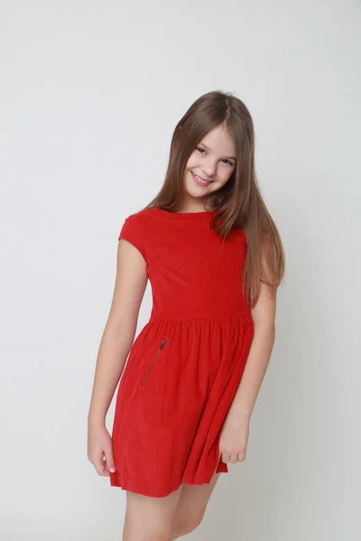 Эмоциональная Маленькая Девочка Красном Платье — стоковое фото