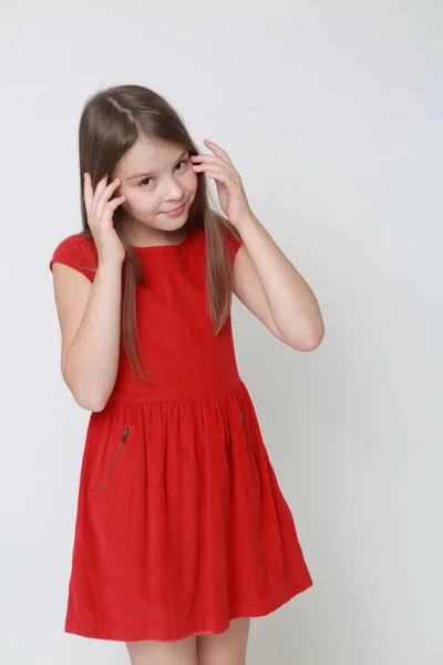 Petite Fille Émotionnelle Portant Une Robe Rouge — Photo