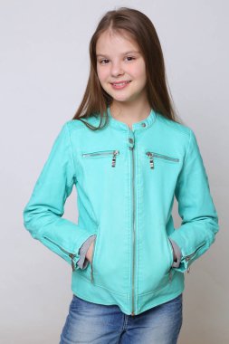 Kamerada manken gibi poz veren Avrupalı beyaz kız.