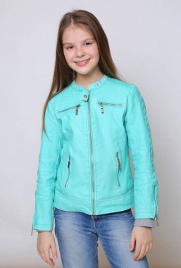 Kamerada manken gibi poz veren Avrupalı beyaz kız.