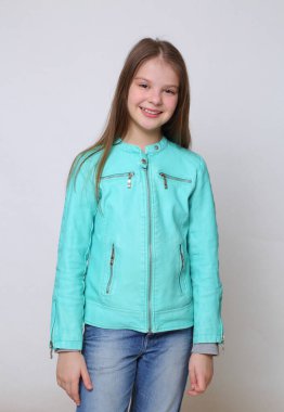 Kamerada manken gibi poz veren Avrupalı beyaz kız.