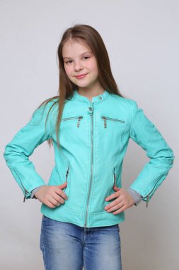 Kamerada manken gibi poz veren Avrupalı beyaz kız.