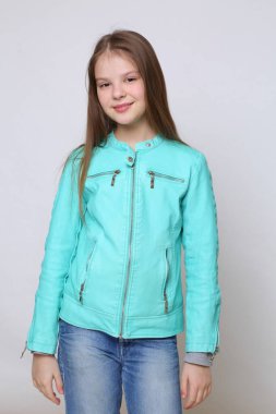 Kamerada manken gibi poz veren Avrupalı beyaz kız.