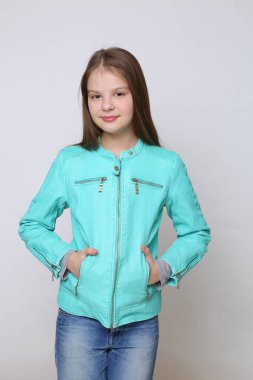 Kamerada manken gibi poz veren Avrupalı beyaz kız.