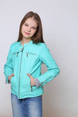 Kamerada manken gibi poz veren Avrupalı beyaz kız.