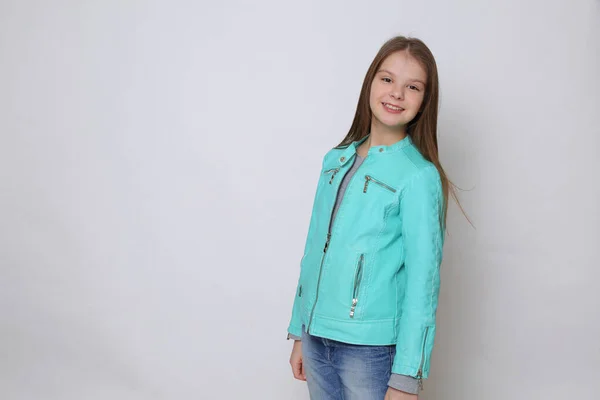 Europæisk Kaukasisk Teenager Pige Udgør Kamera Som Mode Model - Stock-foto