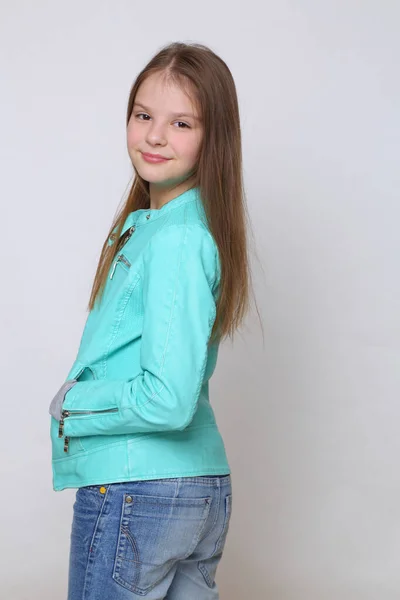 Europejski Kaukaski Nastolatek Dziewczyna Pozowanie Kamery Jako Moda Model — Zdjęcie stockowe