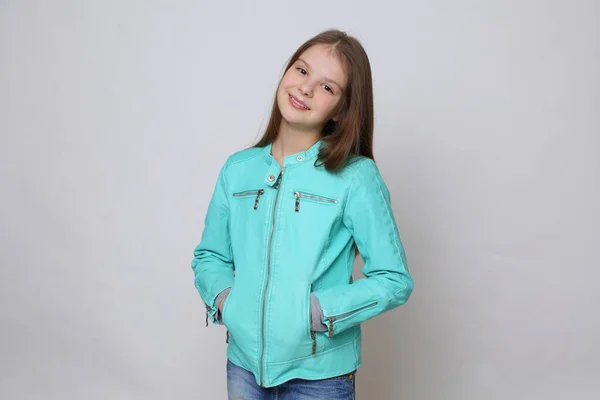 Europees Kaukasisch Tiener Meisje Poseren Camera Als Een Mode Model — Stockfoto