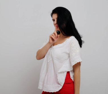 Kamera önünde poz veren mutlu büyük model..