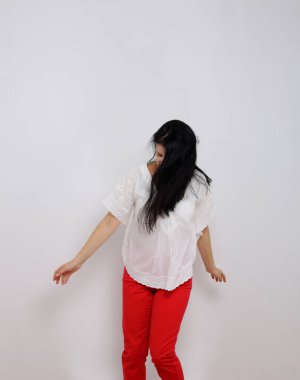 Kamera önünde poz veren mutlu büyük model..