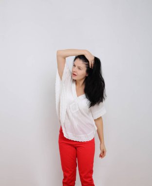 Kamera önünde poz veren mutlu büyük model..