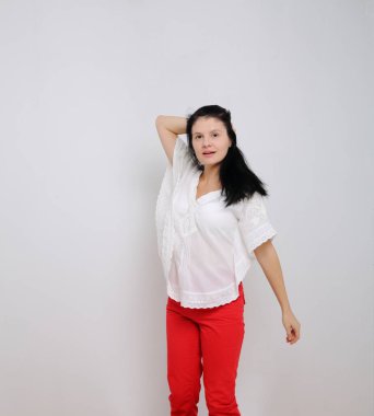 Kamera önünde poz veren mutlu büyük model..