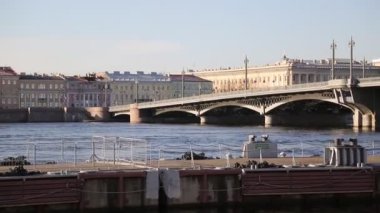 Köprü ve tekneler, Saint Petersburg, Rusya.