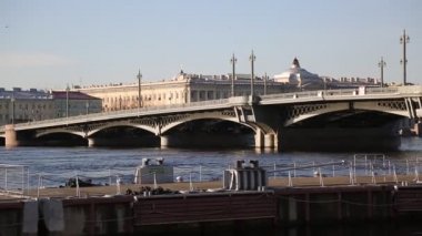 Köprü ve tekneler, Saint Petersburg, Rusya.