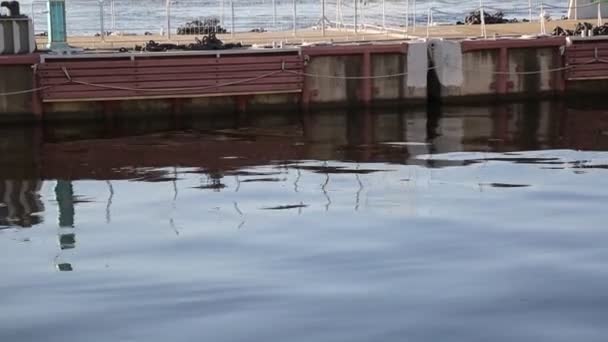 Barco Reflexión Sobre Agua — Vídeos de Stock