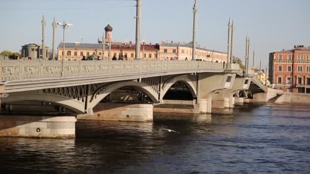 ロシア サンクトペテルブルクのネヴァ川にかかる橋 — ストック動画