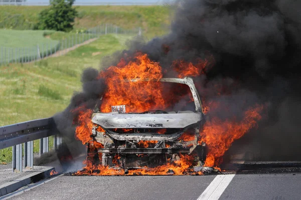 Bir karayolu üzerinde yanan araba
