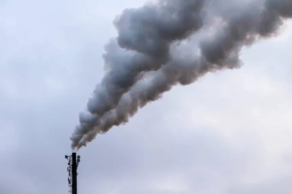 Thick clouds of smoke billowing out of an industrial chimney — Stock Photo, Image