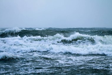 Deniz dalgaları sırasında güçlü Rüzgar kırma