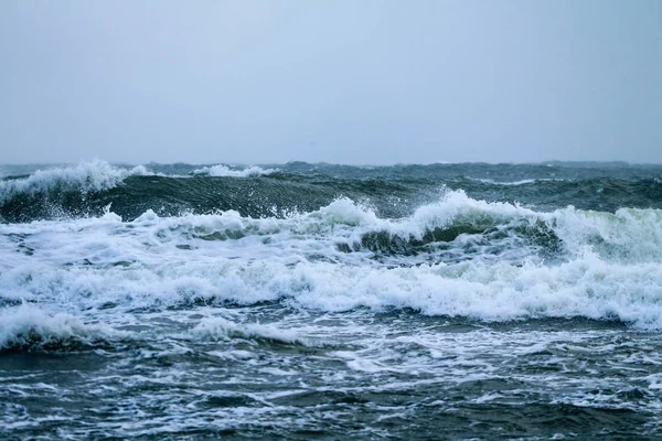 Deniz dalgaları sırasında güçlü Rüzgar kırma