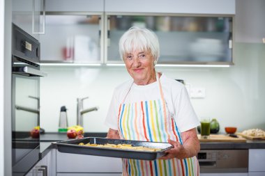 Mutfakta yemek - yemek ve sağlıklı pişirme üst düzey kadın