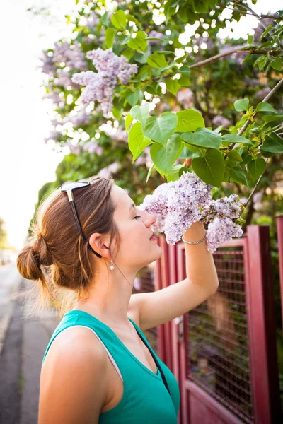 Όμορφη νεαρή γυναίκα μυρίζοντας γιασεμί λευκό λουλούδια — Φωτογραφία Αρχείου