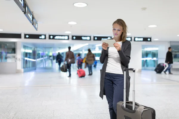 Unga kvinnliga passagerare på flygplatsen — Stockfoto