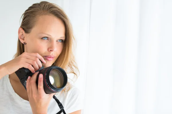 Fotógrafa bonita e feminina com câmara digital — Fotografia de Stock