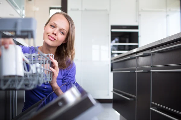 Mujer bonita y joven en su cocina moderna y bien equipada —  Fotos de Stock