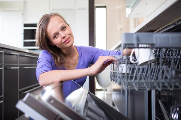 Mujer bonita y joven en su cocina moderna y bien equipada —  Fotos de Stock