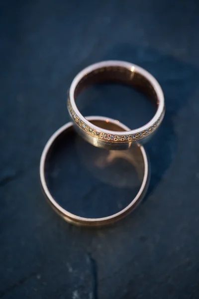 Detalles del día de la boda - dos preciosos anillos de boda dorados — Foto de Stock