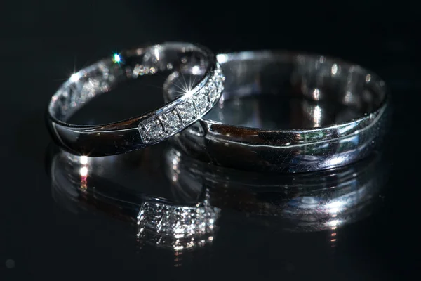 Detalhes do dia do casamento - dois anéis de casamento dourados encantadores — Fotografia de Stock