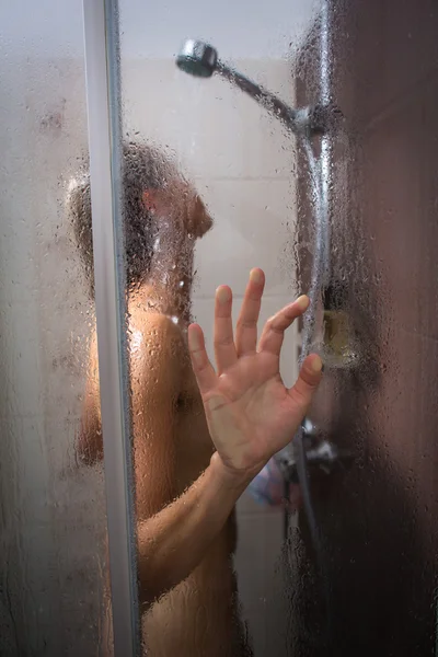 Jovem mulher tomando um quente longo chuveiro — Fotografia de Stock