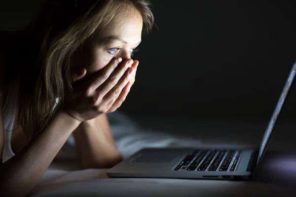 Młoda kobieta, oglądać coś strasznie/smutny na jej laptopie — Zdjęcie stockowe