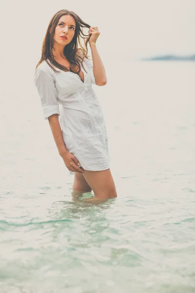 Mujer relajándose en la playa — Foto de Stock