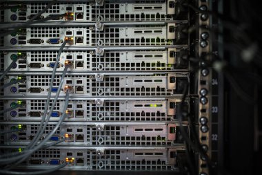 Sunucu veri merkezi raf kümesinde (sığ Dof; Renk tonlu ben