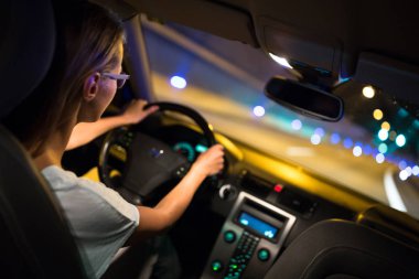 Kadın sürücü gece bir araba sürüş