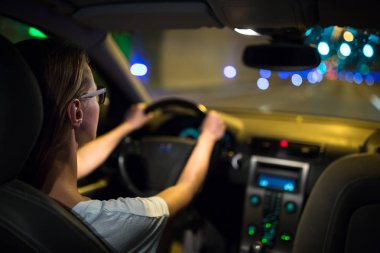 Kadın sürücü gece bir araba sürüş