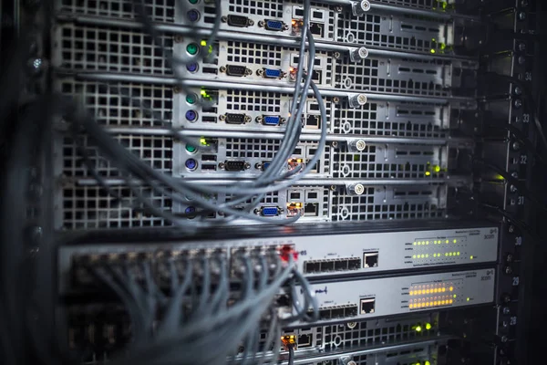 Server rek cluster in een datacenter (ondiepe Dof; kleur afgezwakt ik — Stockfoto